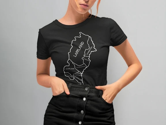 Svart Norrländsk streetwear T-shirt Kvinna i svart Norrländsk streetwear T-shirt med vit karta över Norrland och Lappland. En hyllning till norra Sverige – en del av kollektionen Norrländska t-shirts.