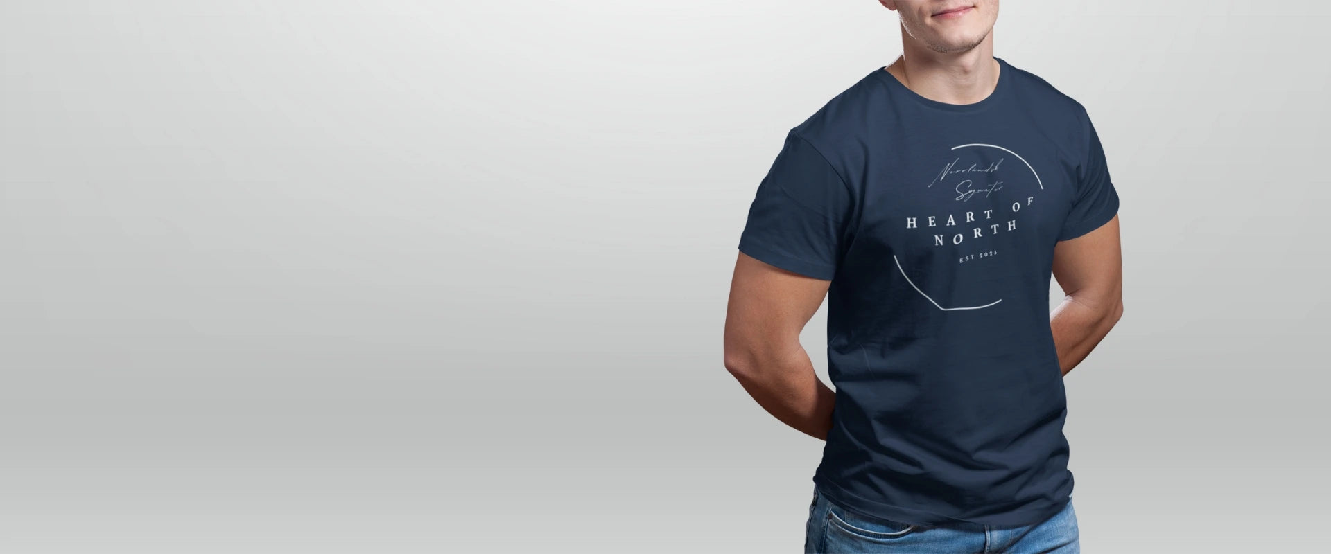 Marinblå Norrländsk streetwear T-shirt från Heart of North Man bär en marinblå Norrländsk streetwear T-shirt från Heart of North med tryck inspirerat av Norrland. Modern design i unisexmodell – en del av kollektionen Norrländska t-shirts.