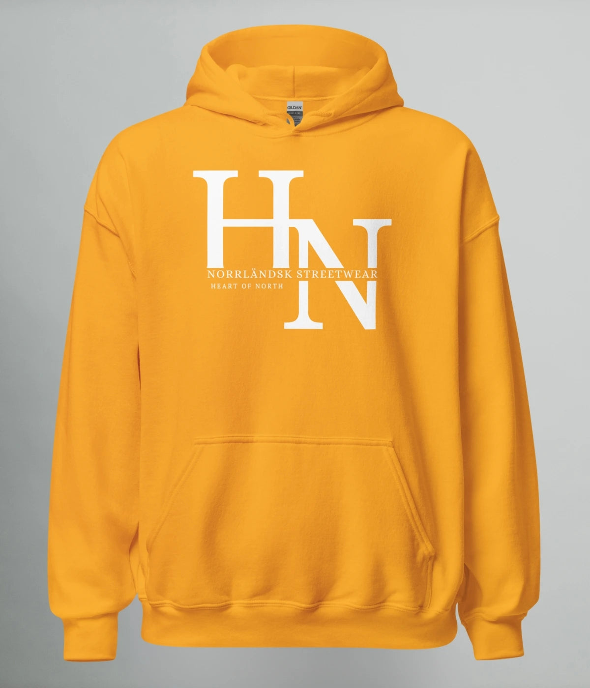 Gul unisex hoodie med vit HN-logotyp och texten “Norrländsk Streetwear – Heart of North” tryckt på bröstet.