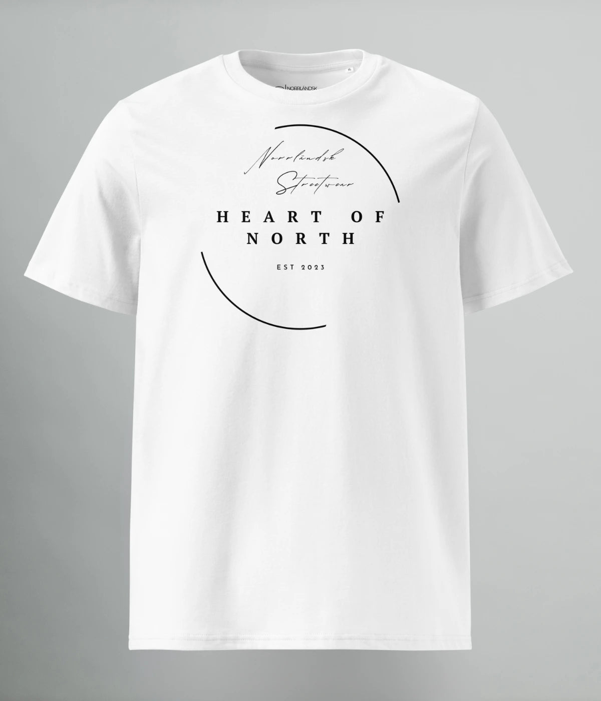 Vit T-shirt i ekologisk bomull med mörkt norrländskt tryck och stilren design – från Heart of North, skapad för medvetna konsumenter.