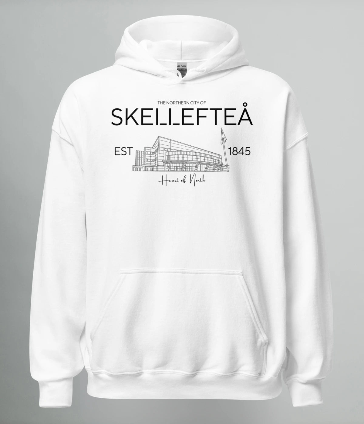 Vit Norrländsk hoodie Skellefteå med stadsillustration och text EST 1845 från Heart of North