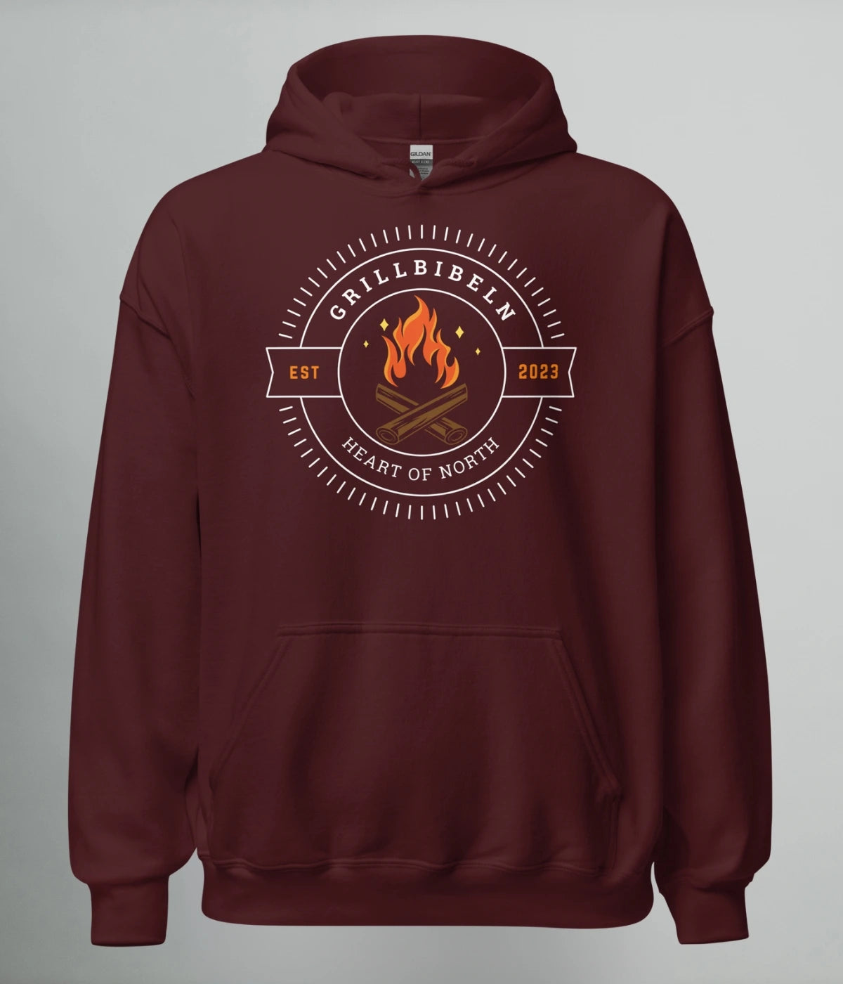 Vinröd hoodie med färgstarkt eldmotiv och texten "GRILLBIBELN – Heart of North EST 2023", perfekt för grillkvällar och norrländsk gemenskap.