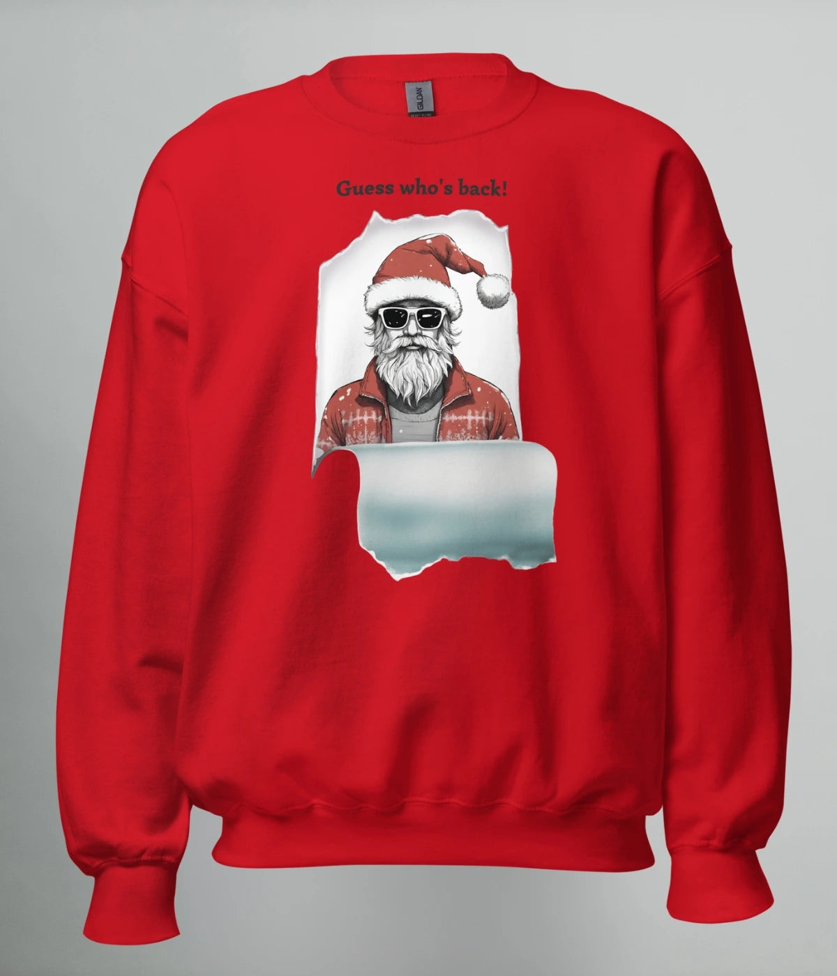 Röd sweatshirt med tryck av modern tomte i solglasögon och texten “Guess Who’s Back!” – jultröja från Heart of North med norrländsk design.