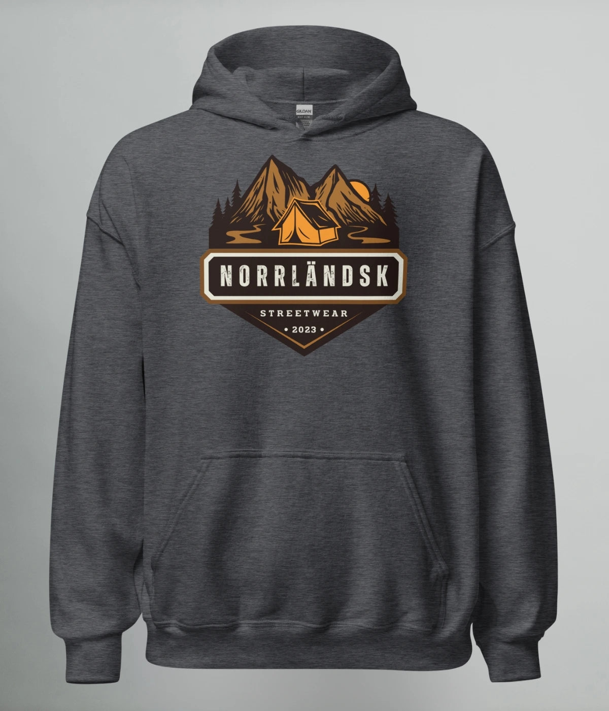 Mörkgrå hoodie med illustration av fjäll, skog och stuga – Norrländsk streetwear med texten "Norrländsk Stugliv Streetwear 2023" från Heart of North.
