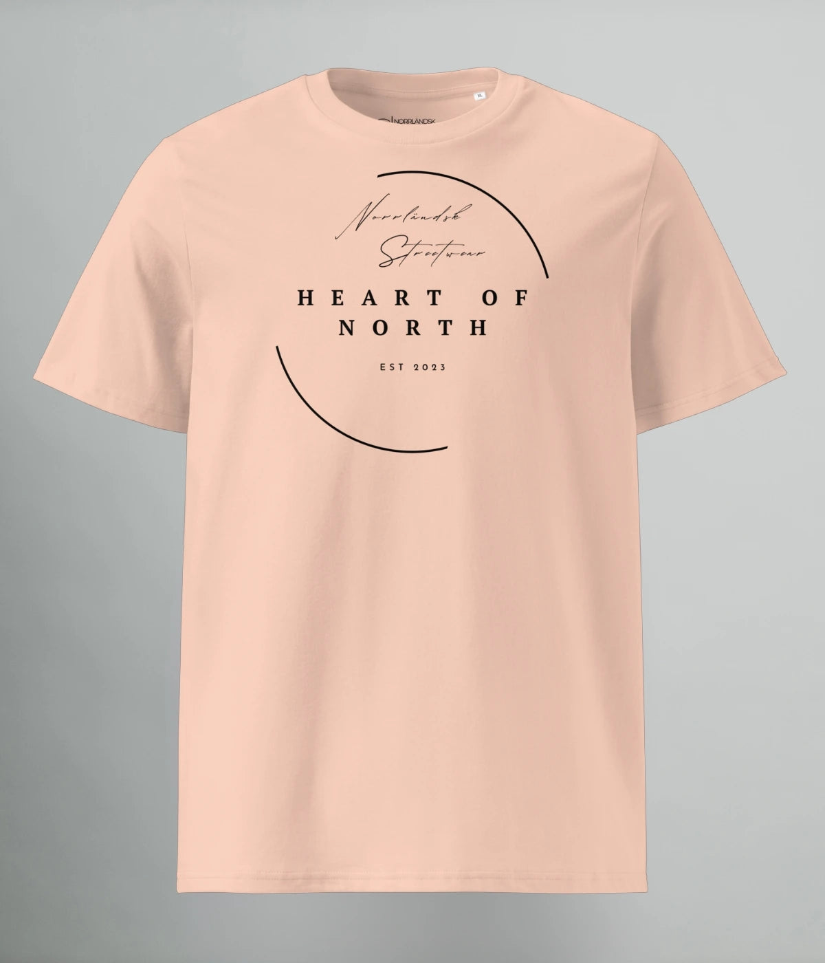 Persika färgad T-shirt i ekologisk bomull med mörkt norrländskt tryck och stilren design – från Heart of North, skapad för medvetna konsumenter.