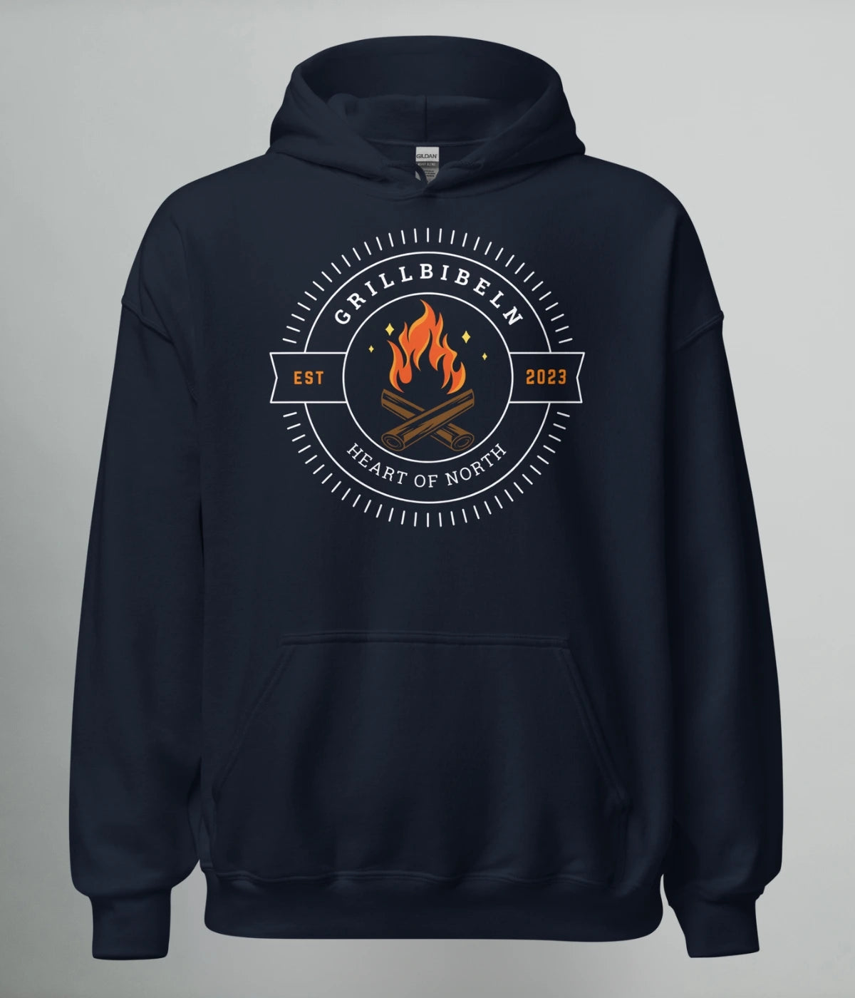 Marinblå hoodie med färgstarkt eldmotiv och texten "GRILLBIBELN – Heart of North EST 2023", perfekt för grillkvällar och norrländsk gemenskap.