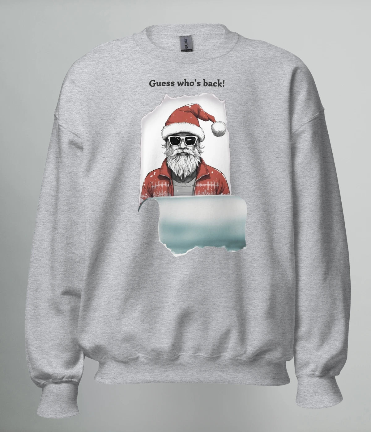 Grå sweatshirt med tryck av modern tomte i solglasögon och texten “Guess Who’s Back!” – jultröja från Heart of North med norrländsk design.