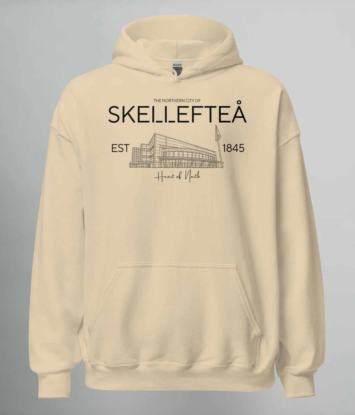 Beige Norrländsk hoodie Skellefteå med stadsillustration och text EST 1845 från Heart of North