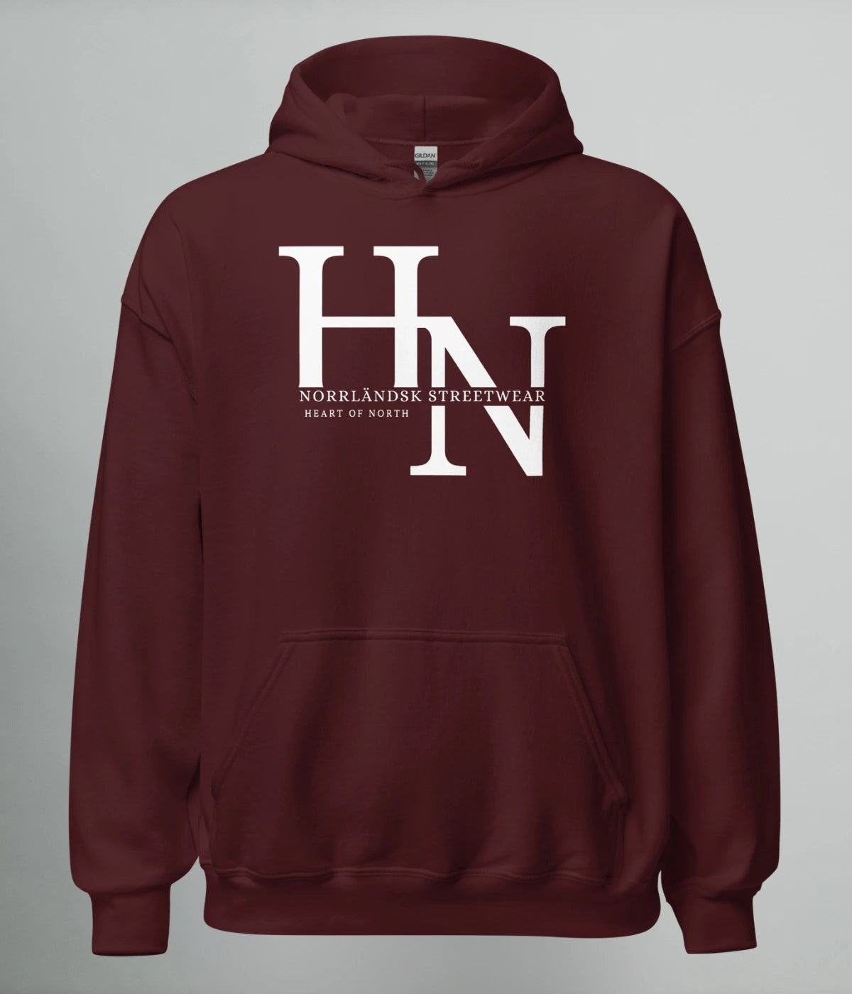 Vinröd unisex hoodie med vit HN-logotyp och texten “Norrländsk Streetwear – Heart of North” tryckt på bröstet.
