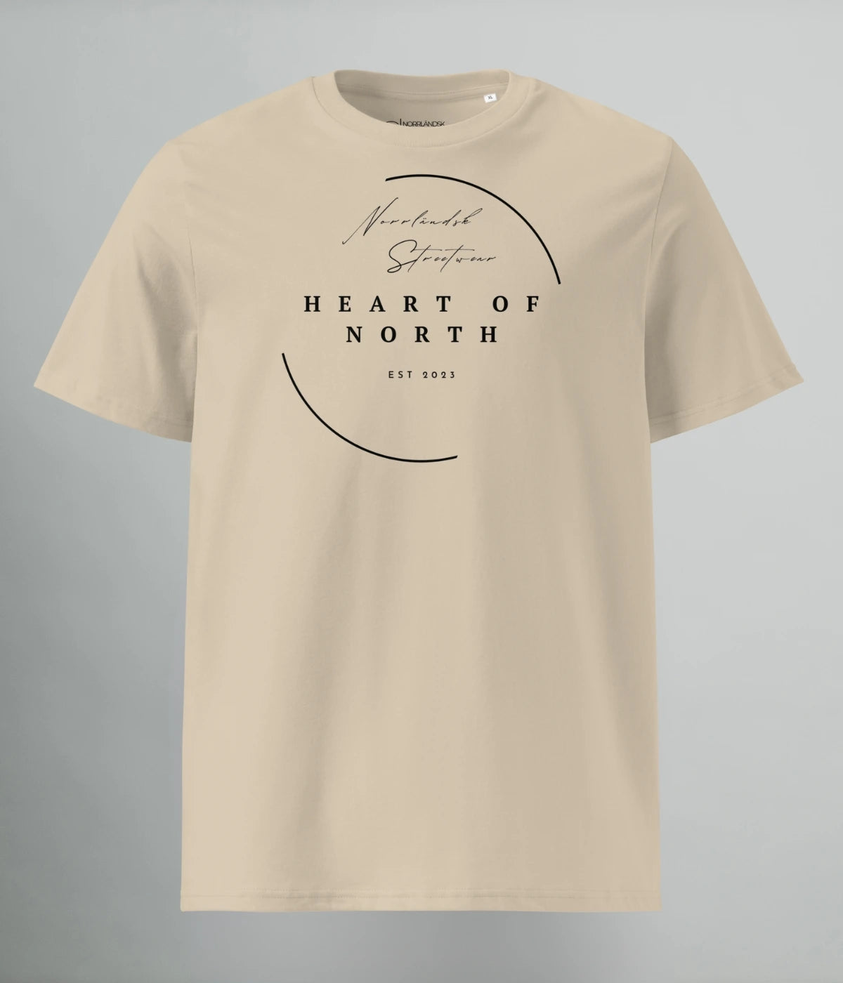 Beige T-shirt i ekologisk bomull med mörkt norrländskt tryck och stilren design – från Heart of North, skapad för medvetna konsumenter.