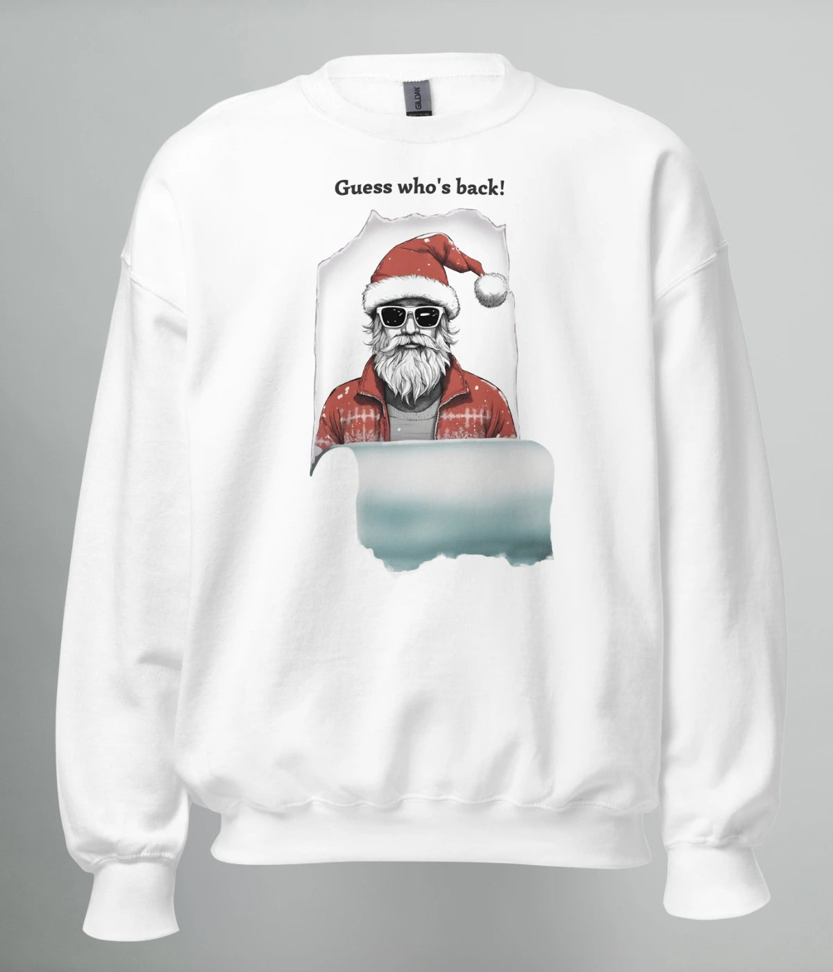 Vit sweatshirt med tryck av modern tomte i solglasögon och texten “Guess Who’s Back!” – jultröja från Heart of North med norrländsk design.