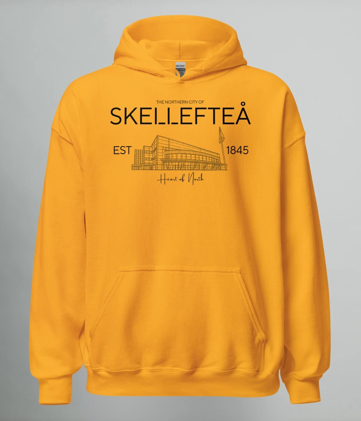 Gul Norrländsk hoodie Skellefteå med stadsillustration och text EST 1845 från Heart of North