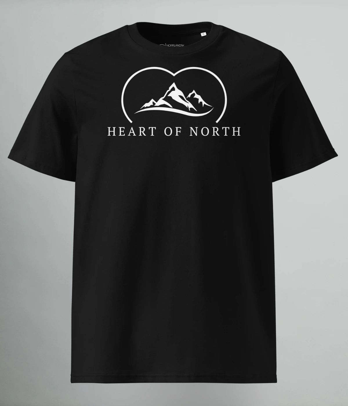 Svart unisex T-shirt med vitt motiv och texten Heart of North – norrländsk design från Heart of North.