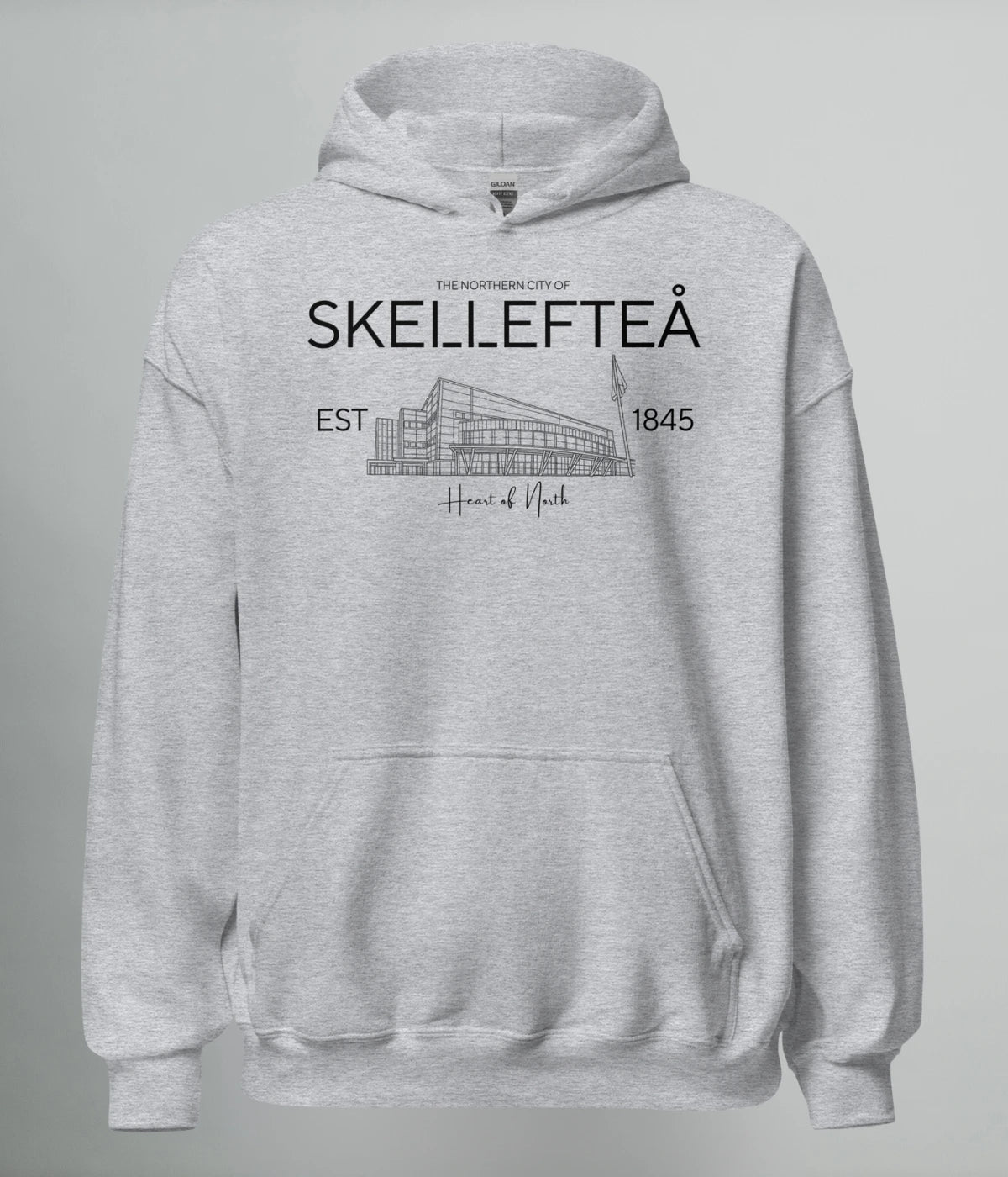 Grå Norrländsk hoodie Skellefteå med stadsillustration och text EST 1845 från Heart of North