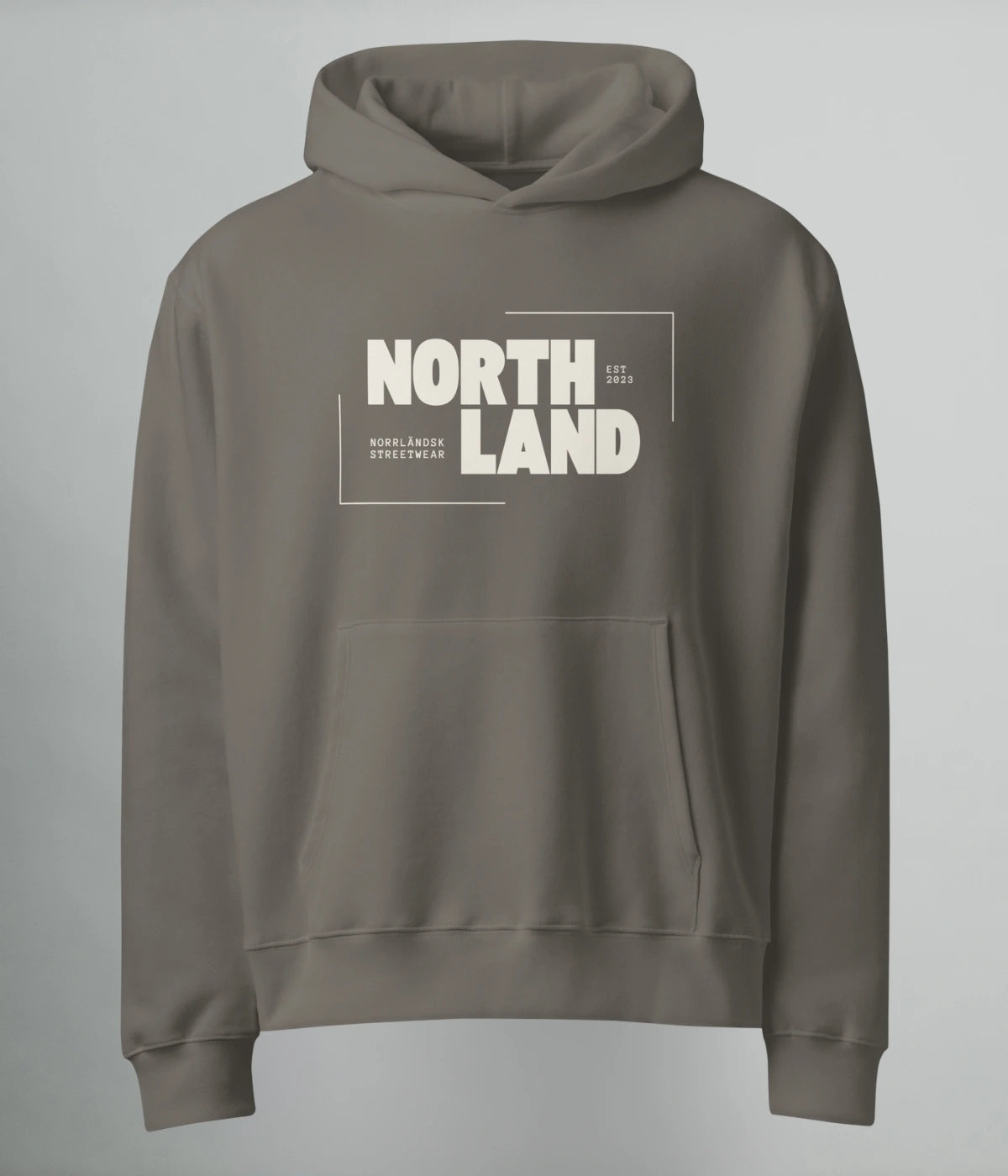 Grå oversized hoodie med texten “Northland” i vit typografi – norrländsk streetwear hoodie från Heart of North med minimalistisk design.