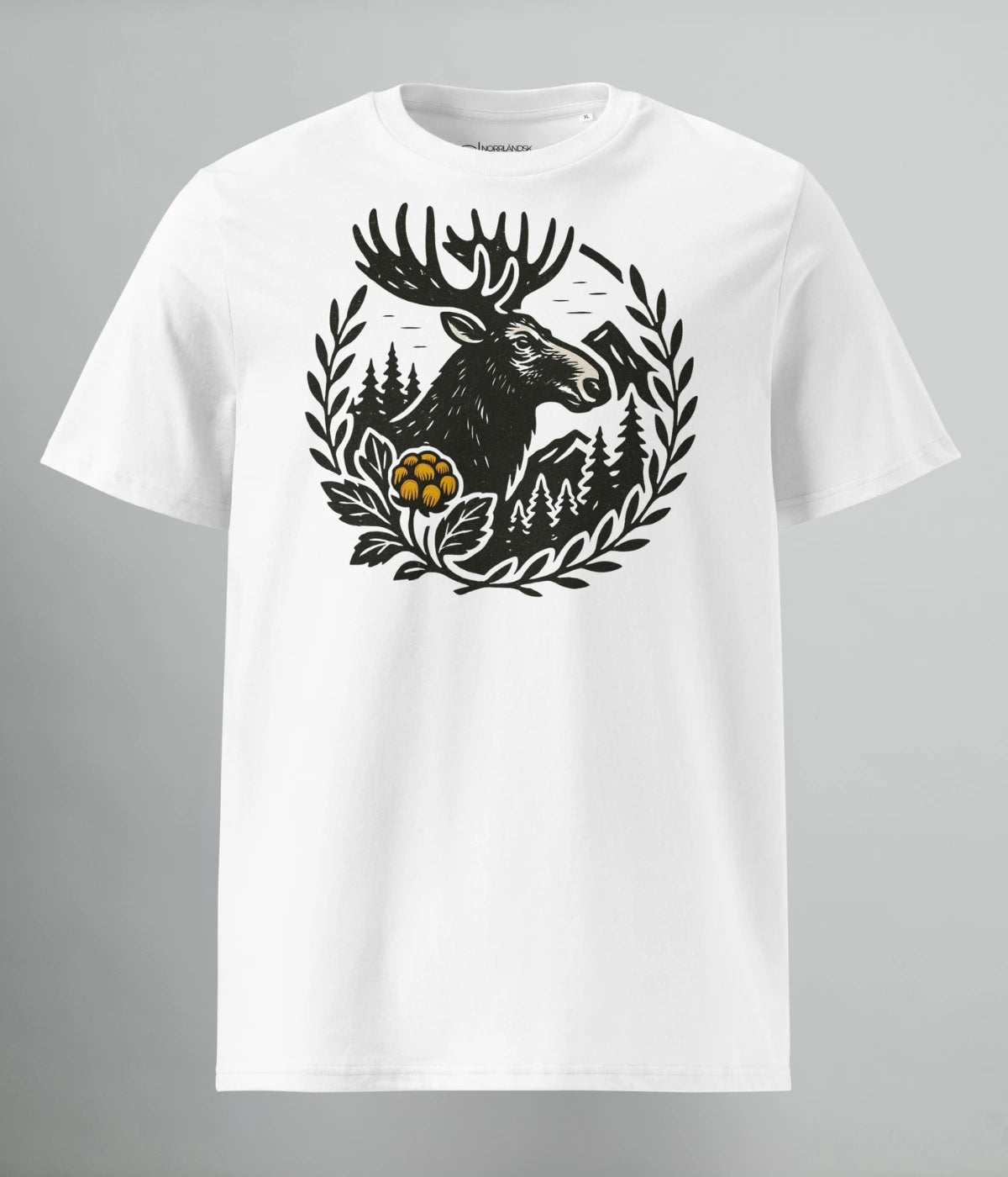 Vit T-shirt med norrländsk design – älgmotiv och hjortron på vit ekologisk unisextröja från Heart of North