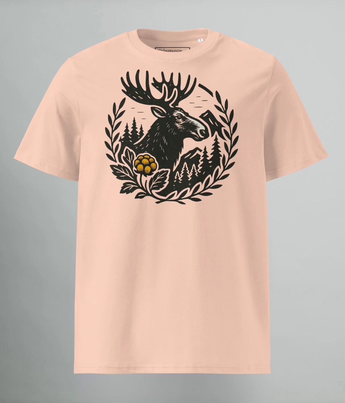 Persika färgad T-shirt med norrländsk design – älgmotiv och hjortron på vit ekologisk unisextröja från Heart of North