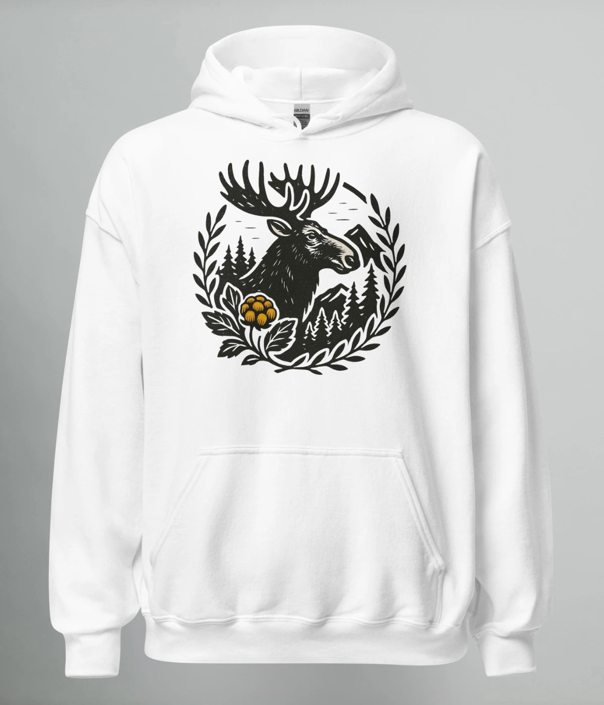 Hoodie i vit färg med älg och hjortronmotiv – Norrländsk streetwear från Heart of North