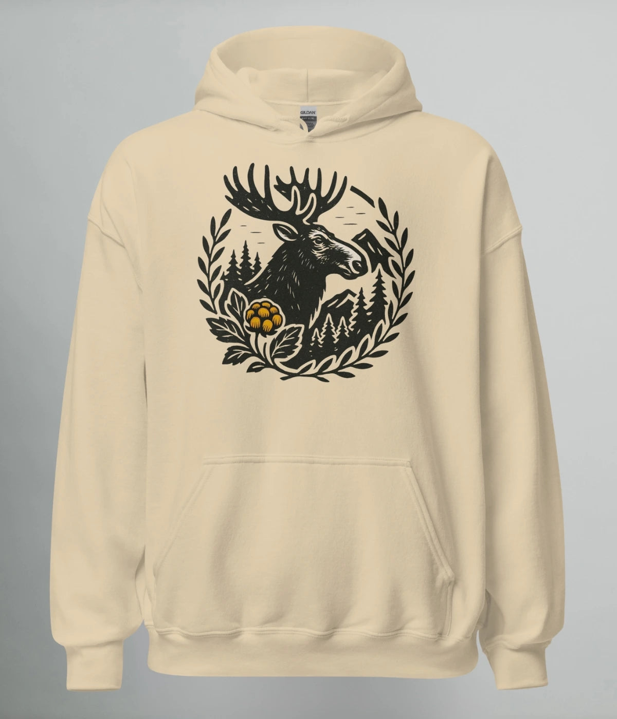Hoodie i beige färg med älg och hjortronmotiv – Norrländsk streetwear från Heart of North