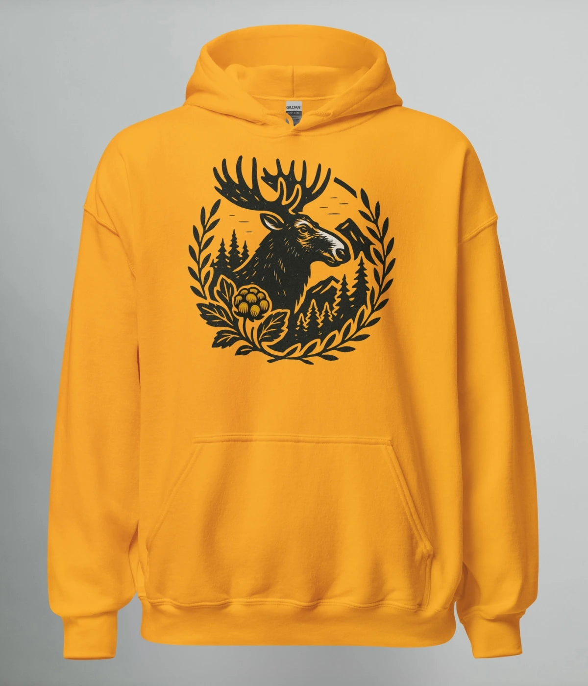 Hoodie i gul färg med älg och hjortronmotiv – Norrländsk streetwear från Heart of North