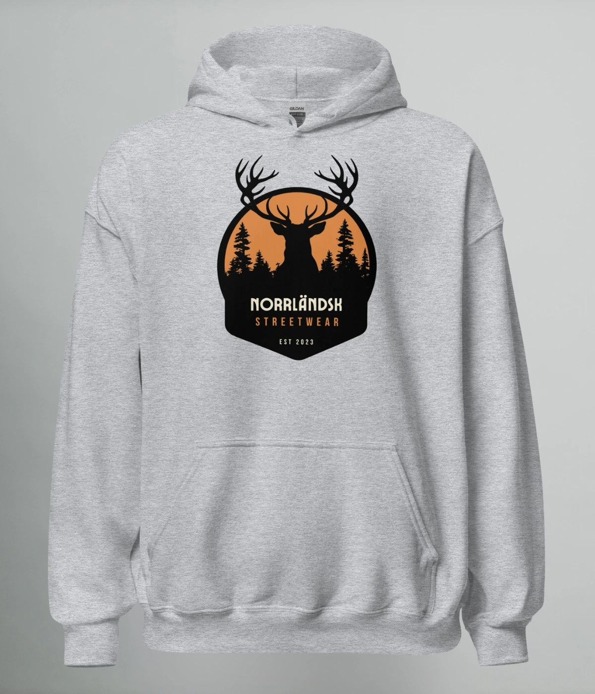 Grå hoodie med silhuett av hjort och norrländsk skog i solnedgång – Norrländsk Streetwear från Heart of North
