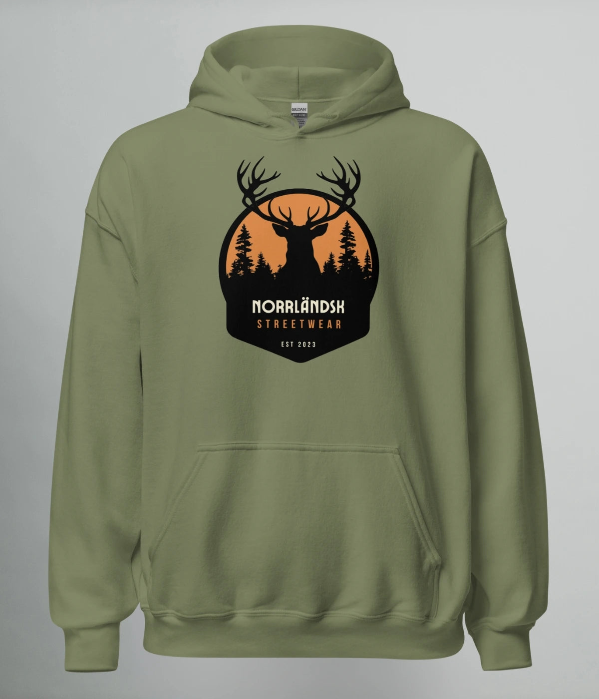 Militärgrön hoodie med silhuett av hjort och norrländsk skog i solnedgång – Norrländsk Streetwear från Heart of North
