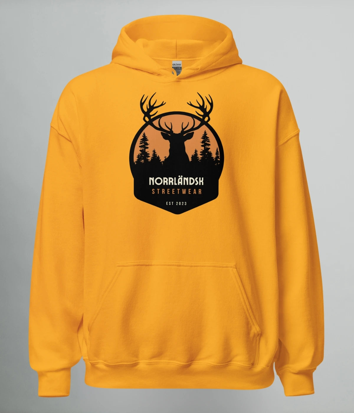 Orange hoodie med silhuett av hjort och norrländsk skog i solnedgång – Norrländsk Streetwear från Heart of North