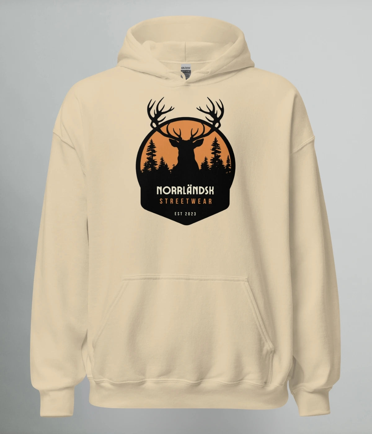 Beige hoodie med silhuett av hjort och norrländsk skog i solnedgång – Norrländsk Streetwear från Heart of North