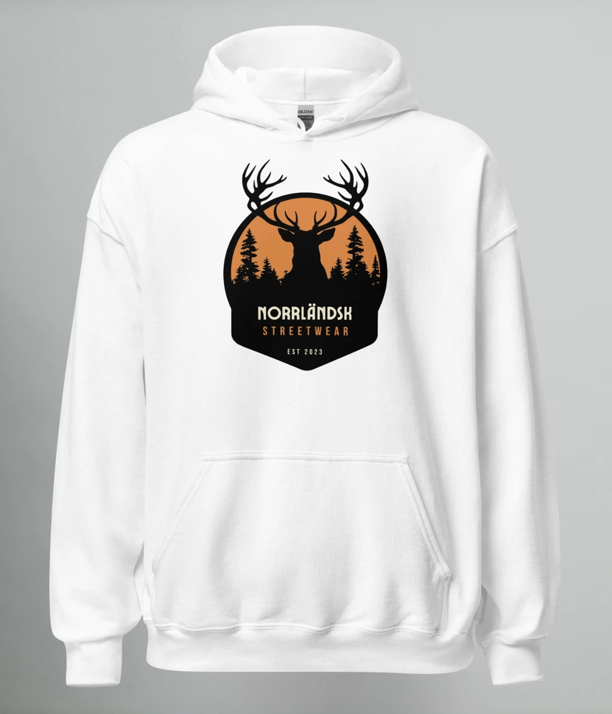 Vit hoodie med silhuett av hjort och norrländsk skog i solnedgång – Norrländsk Streetwear från Heart of North