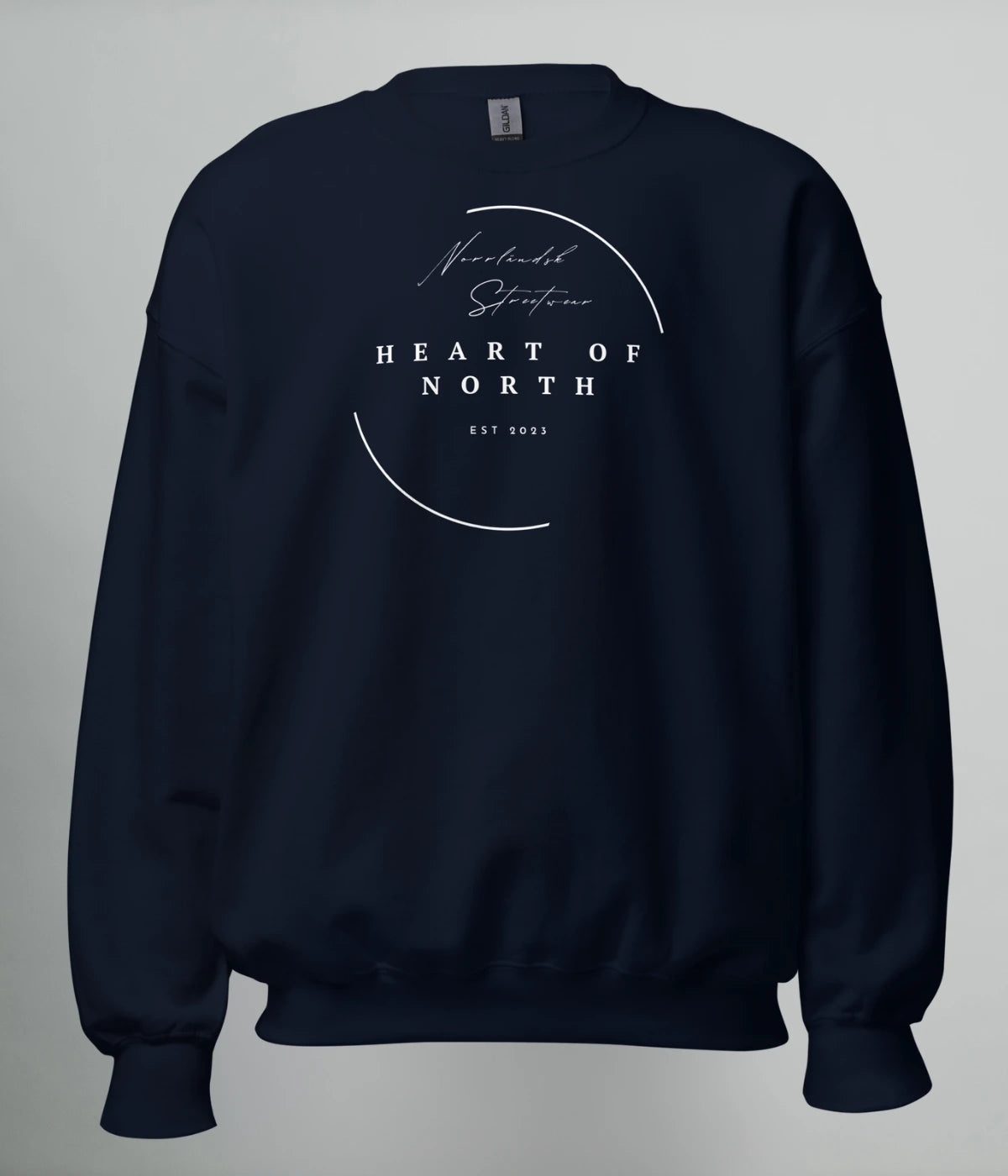 Marinblå unisex sweatshirt med vit minimalistisk design och texten “Norrländsk Streetwear – Heart of North – EST 2023” tryckt framtill.