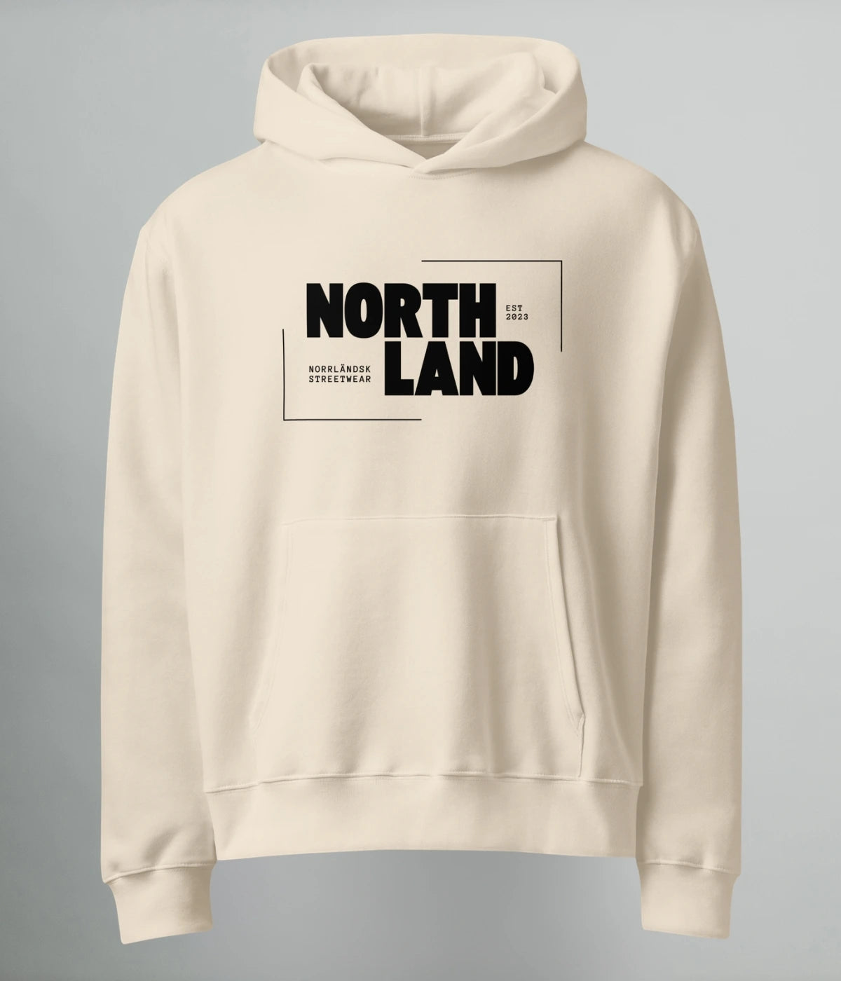 Beige oversized hoodie med texten “Northland” i svart typografi – norrländsk streetwear hoodie från Heart of North med minimalistisk design.
