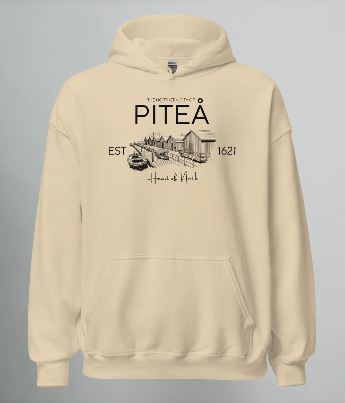 Beige Norrländsk hoodie Piteå med sjöbodar och bryggmotiv EST 1621 från Heart of North