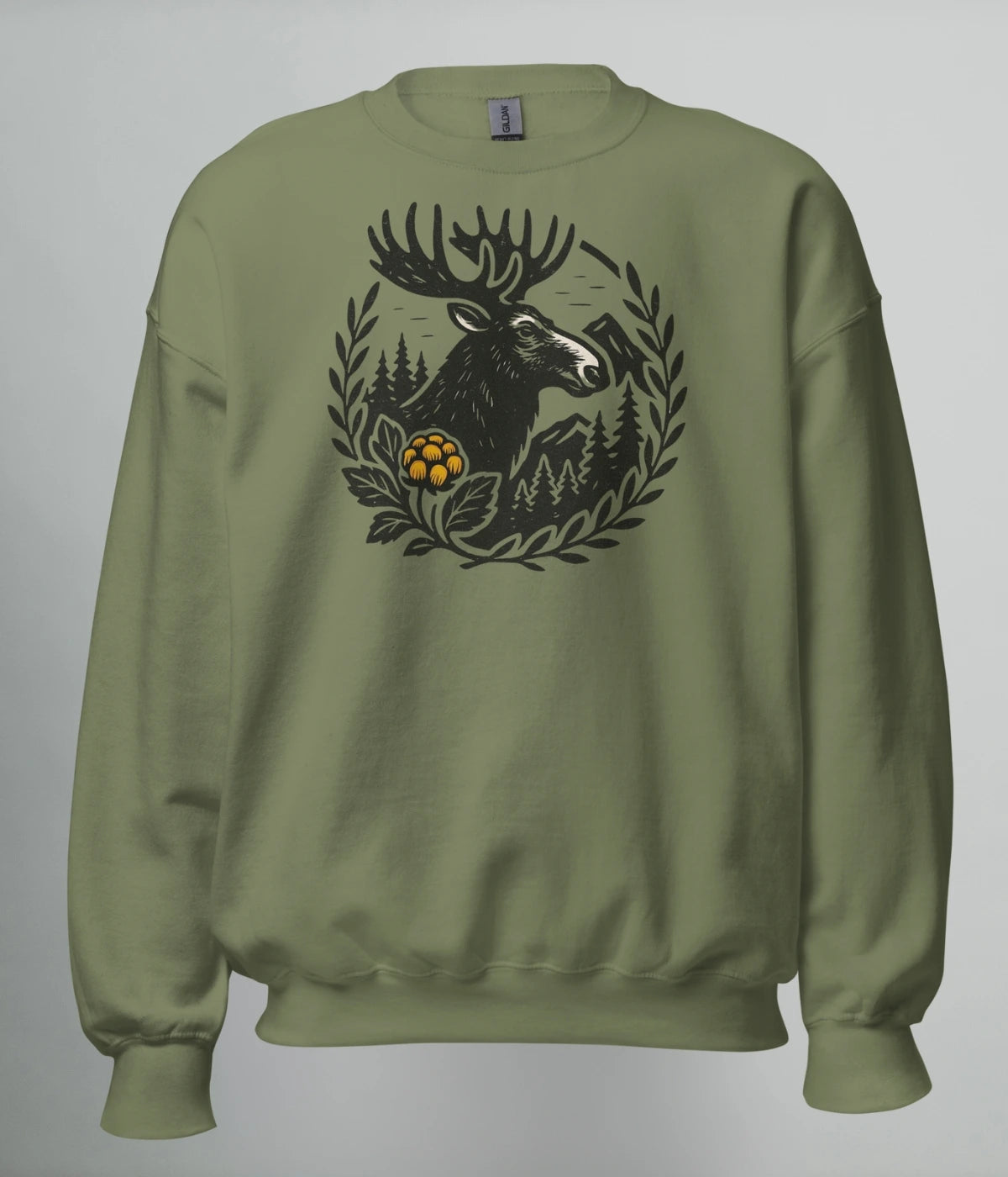 Militärgrön sweatshirt med norrländskt motiv av älg, fjäll, skog och hjortron – Heart of North unisexdesign inspirerad av Norrlands natur.