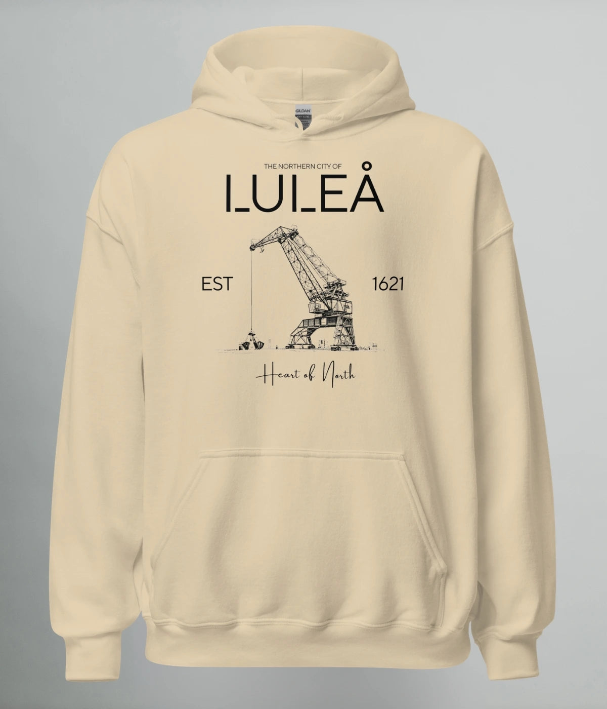 Beige Norrländsk hoodie Luleå med hamnkran motiv och text EST 1621 från Heart of North