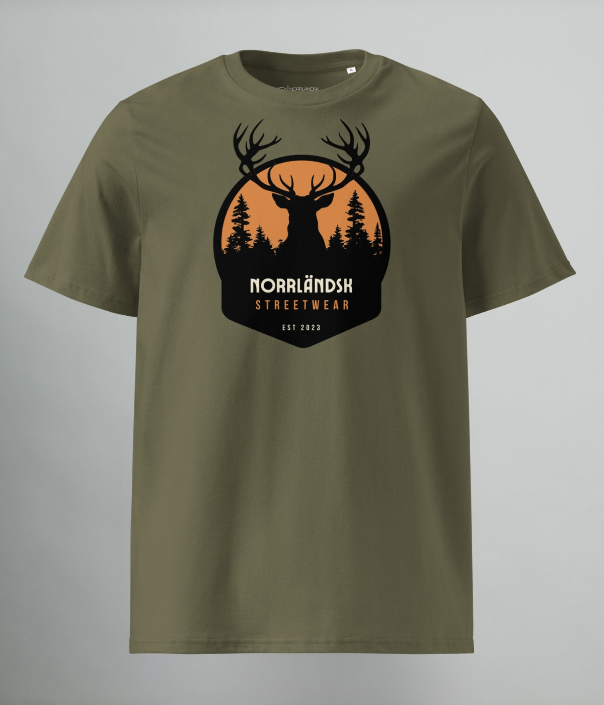 Militärgrön t-shirt med svart hjortmotiv och texten "Norrländsk Streetwear – EST 2023" tryckt framtill, från Heart of North.