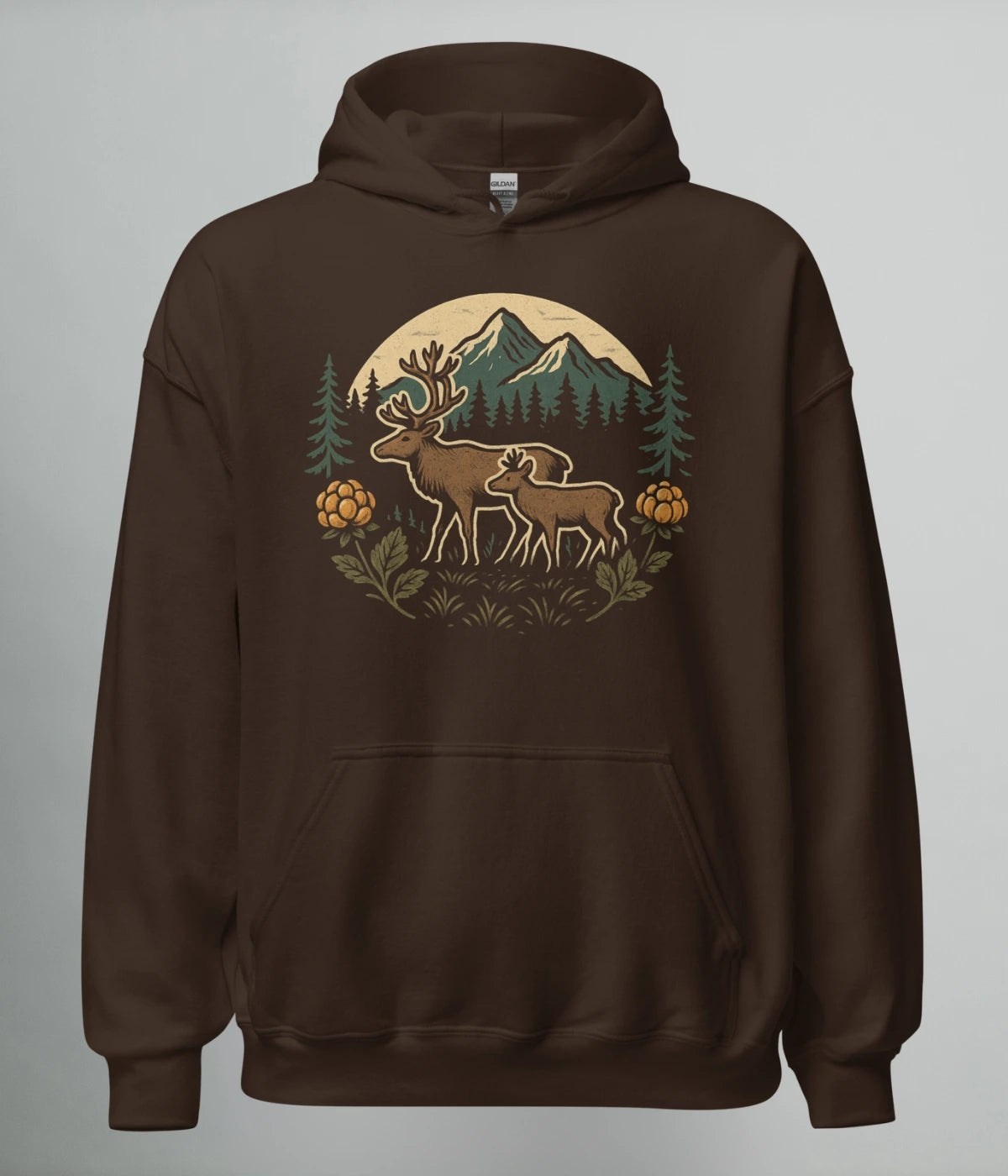 Hoodie i brunt med tryck av två renar omgivna av hjortron, fjäll och norrländsk skog – en unisex huvtröja från Heart of North.