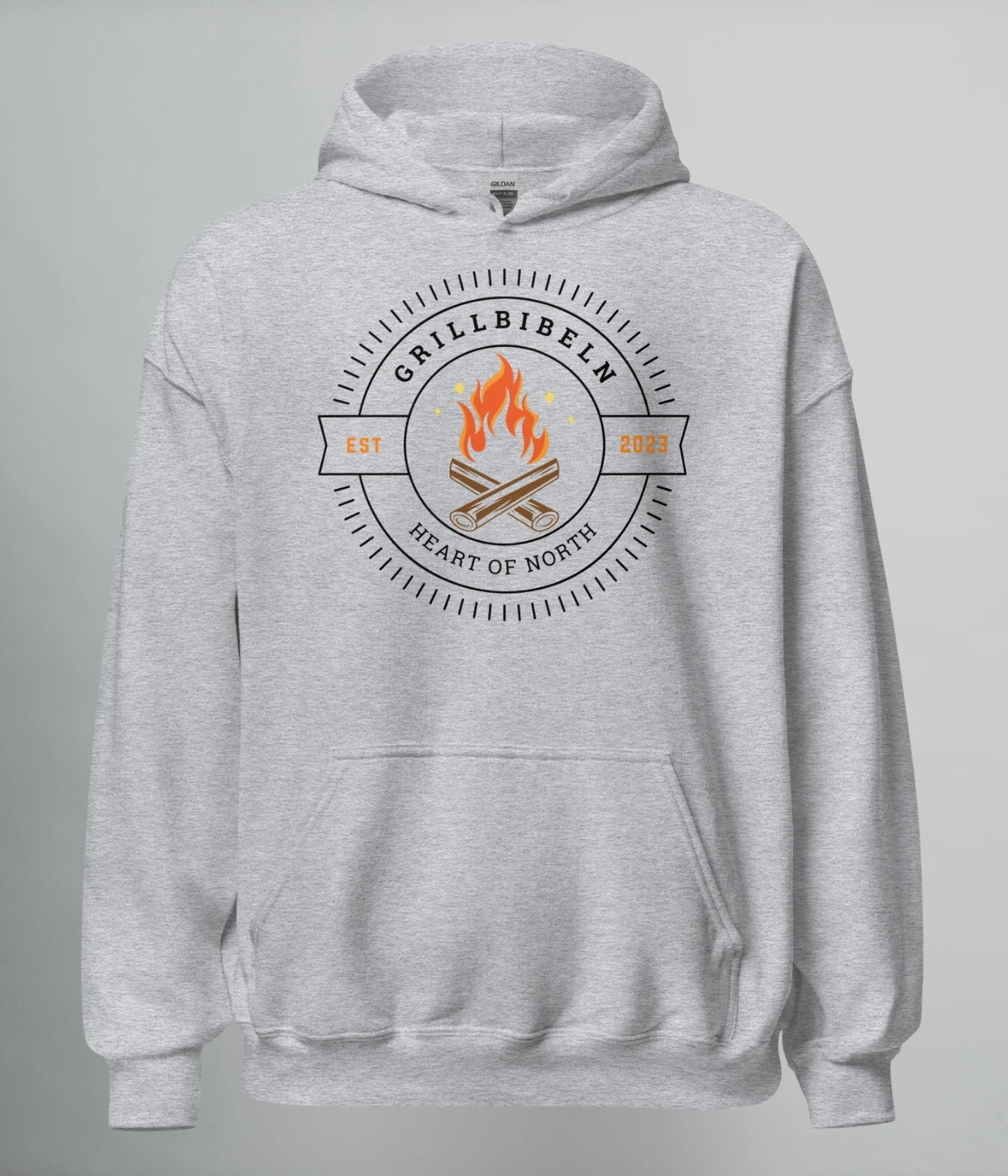 Grå hoodie med eldmotiv och texten "GRILLBIBELN – Heart of North EST 2023", mörk design som hyllar grillkulturen i Norrland.