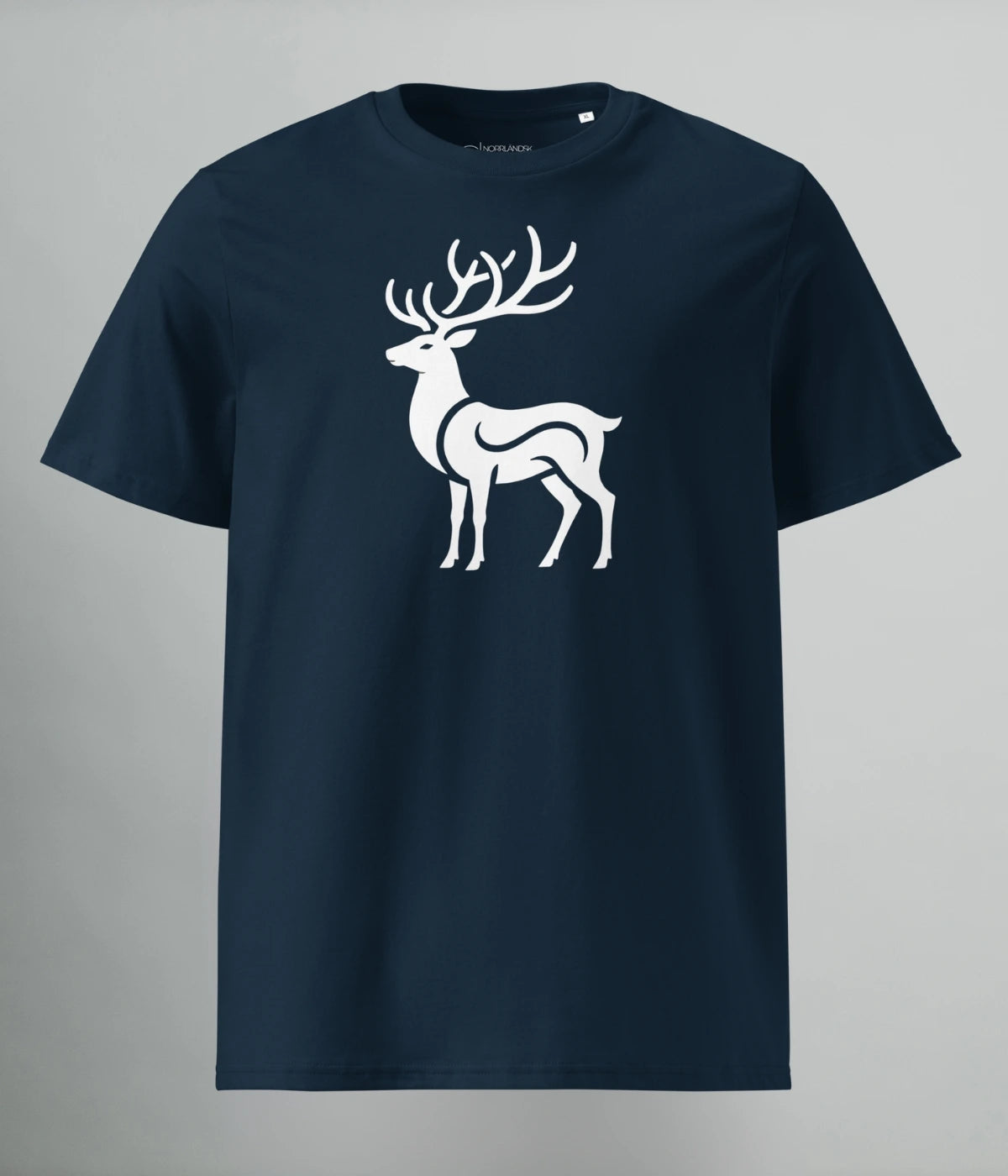 Marinblå Norrländsk streetwear t-shirt Arctic Blaze i ekologisk bomull med svart hjortmotiv från Heart of North