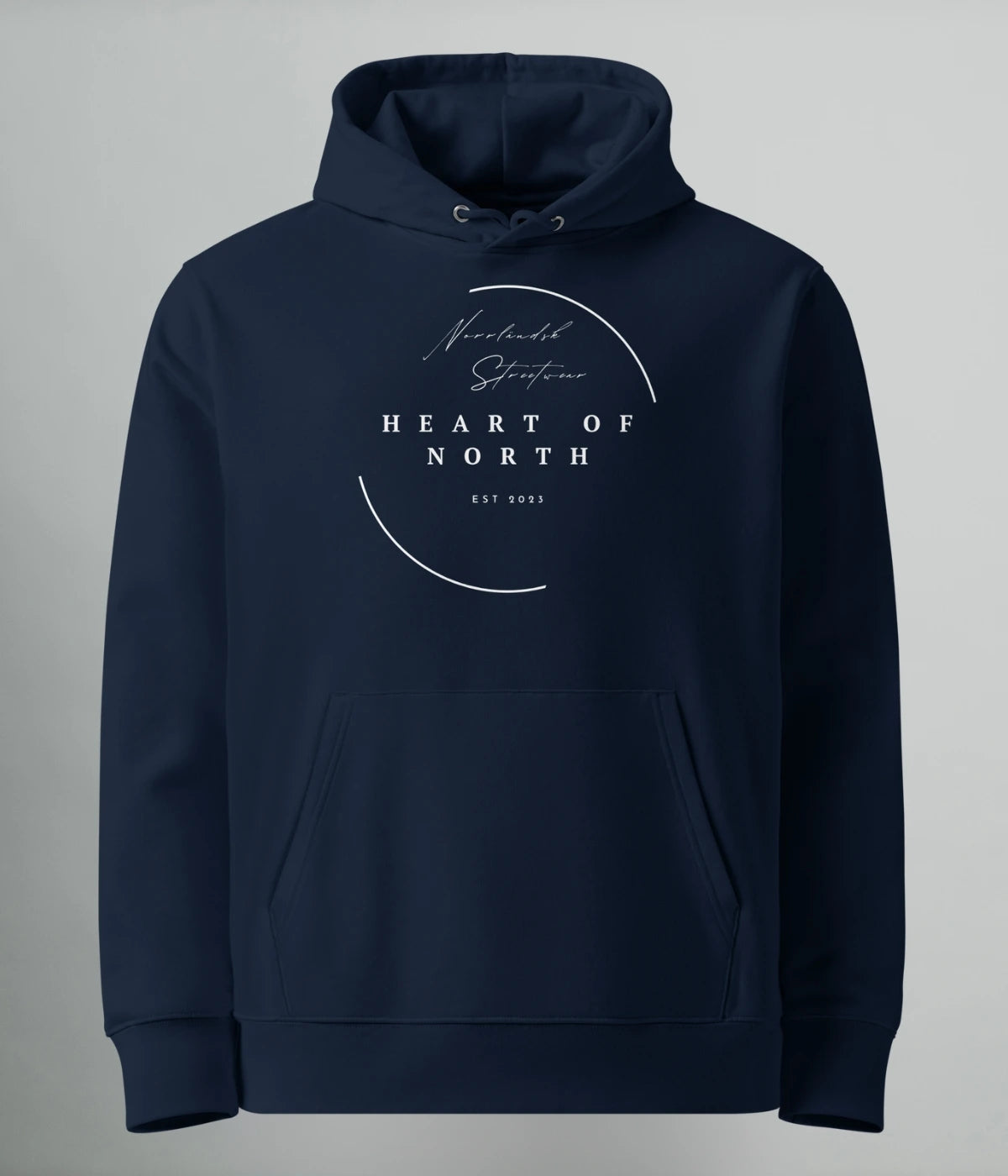 Marinblå hoodie i ekologisk bomull med vit textdesign "Heart of North – Norrländsk Streetwear", perfekt för streetwear och norrländsk stil.