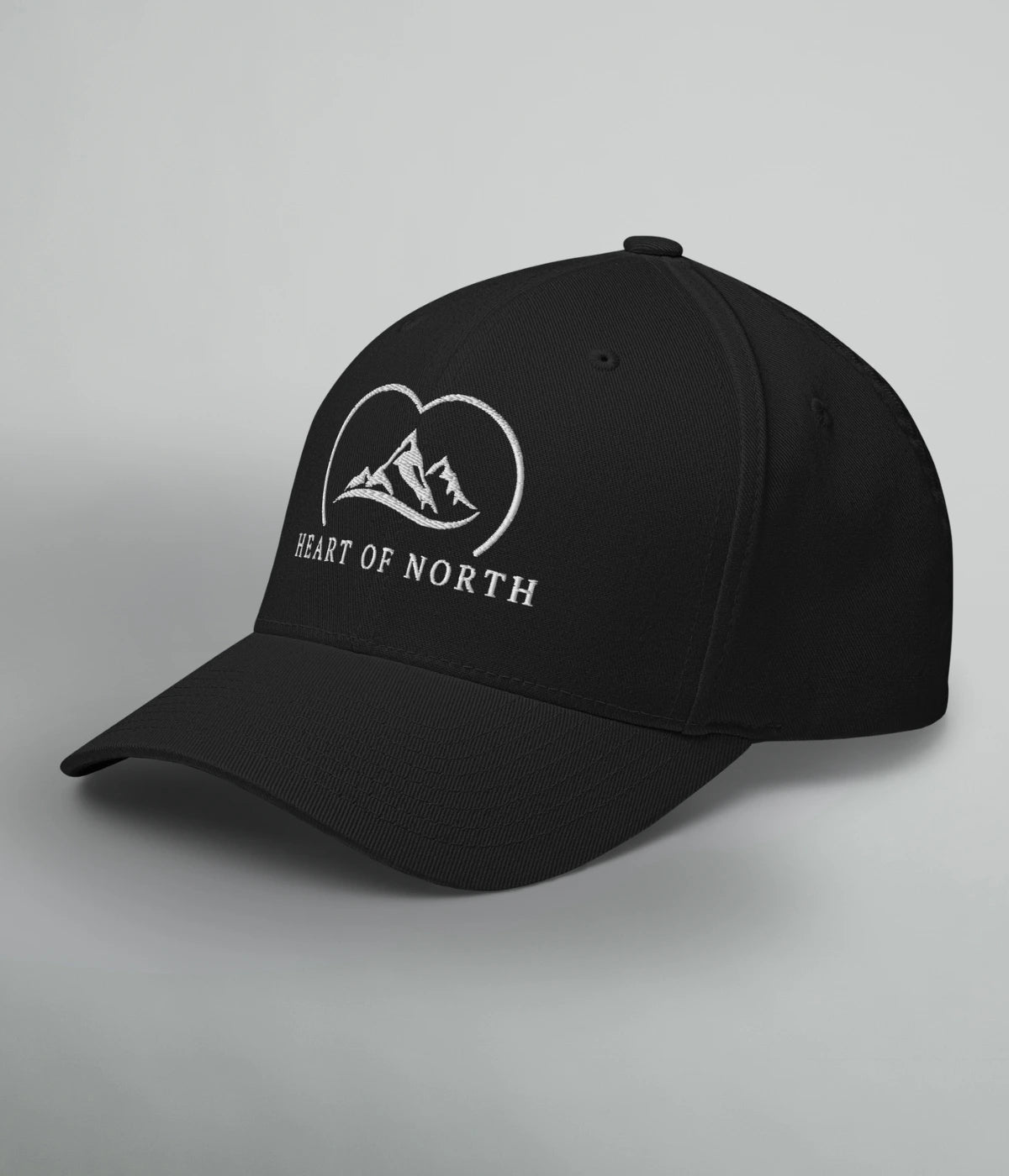 Twillkeps med broderad fjäll-logotyp och texten ´Heart of North´ – en Norrländsk streetwear-keps i klassisk unisexdesign.