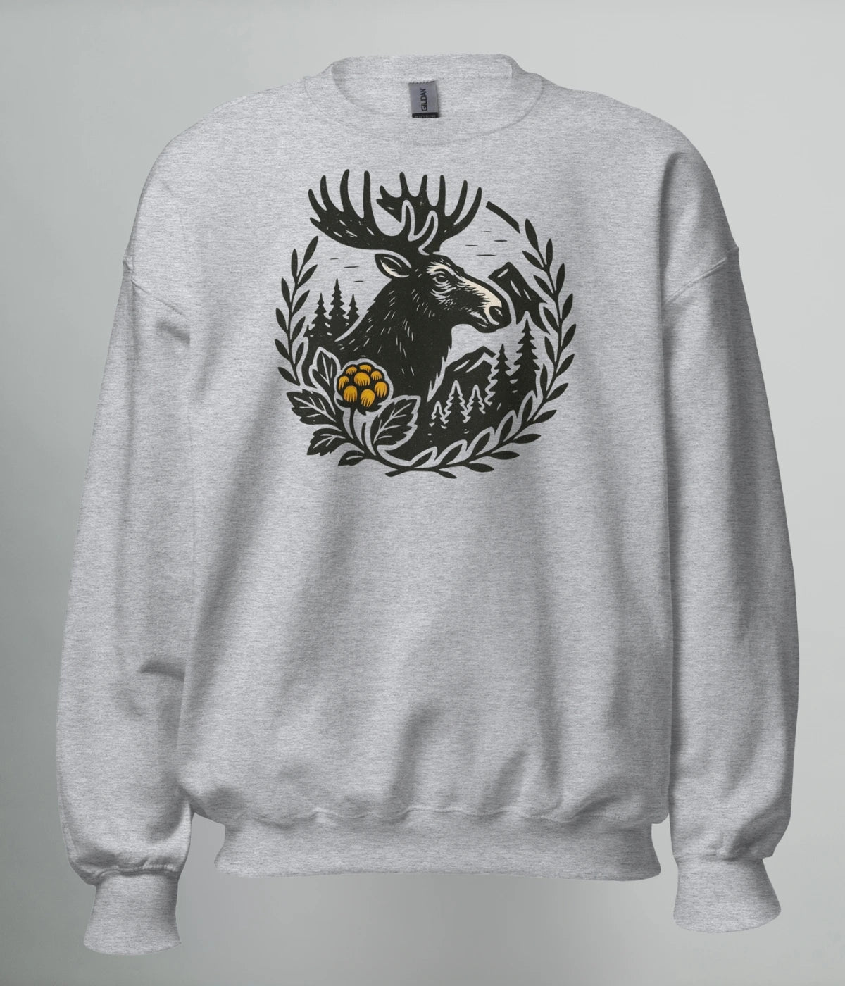 Grå sweatshirt med norrländskt motiv av älg, fjäll, skog och hjortron – Heart of North unisexdesign inspirerad av Norrlands natur.