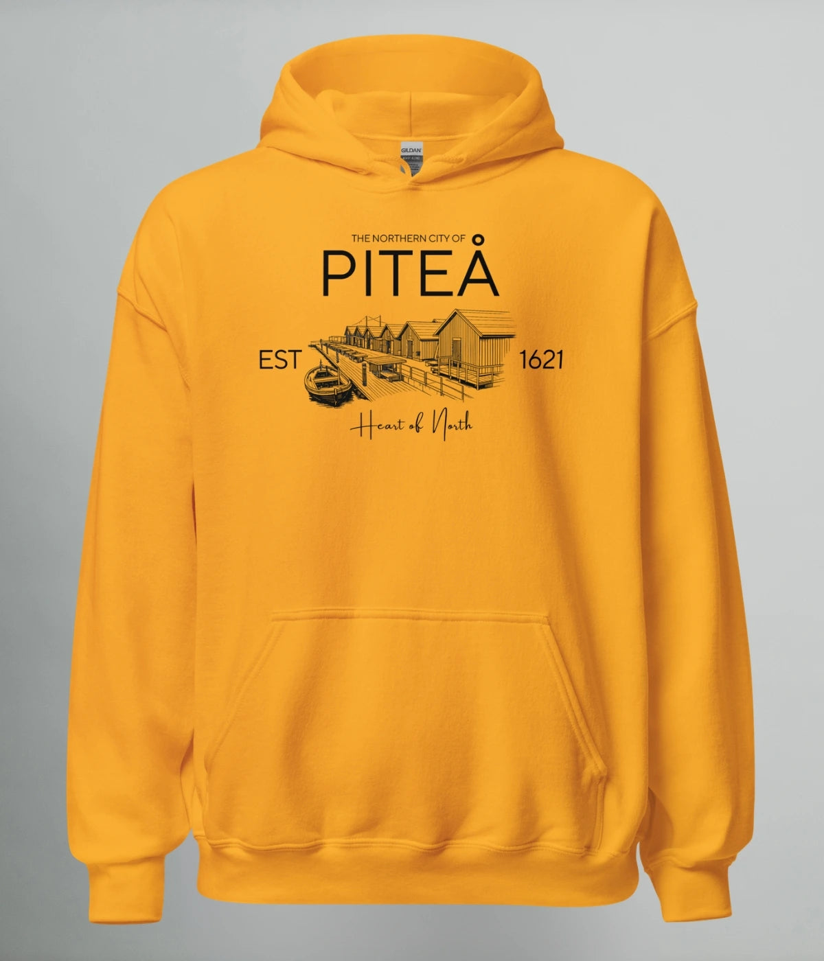 Gul Norrländsk hoodie Piteå med sjöbodar och bryggmotiv EST 1621 från Heart of North