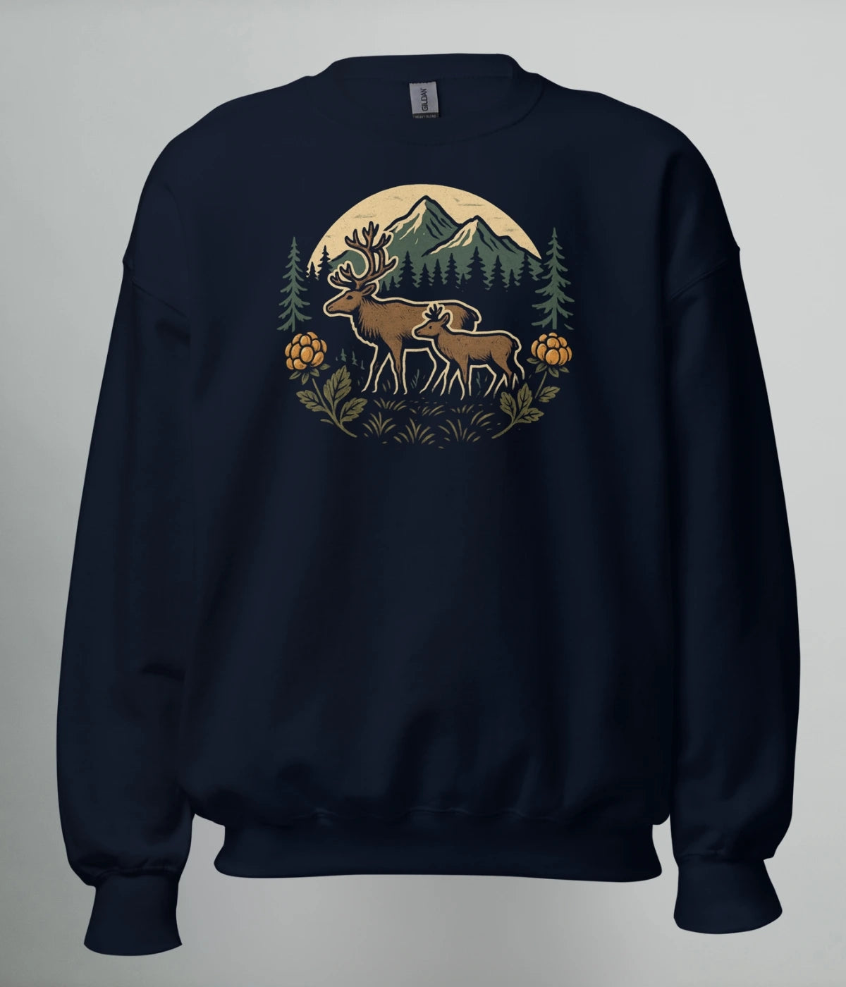 Marinblå sweatshirt med norrländskt motiv av två renar framför fjäll, granar och hjortron – Heart of North unisexdesign inspirerad av Norrlands natur.