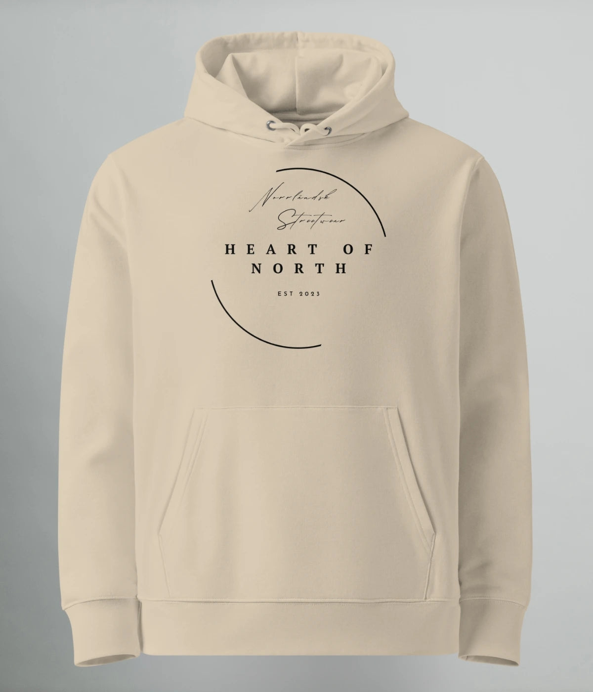 Beige hoodie med minimalistiskt svart tryck "Heart of North – EST 2023" framtill, tillverkad i ekologisk bomull och inspirerad av norrländsk design.