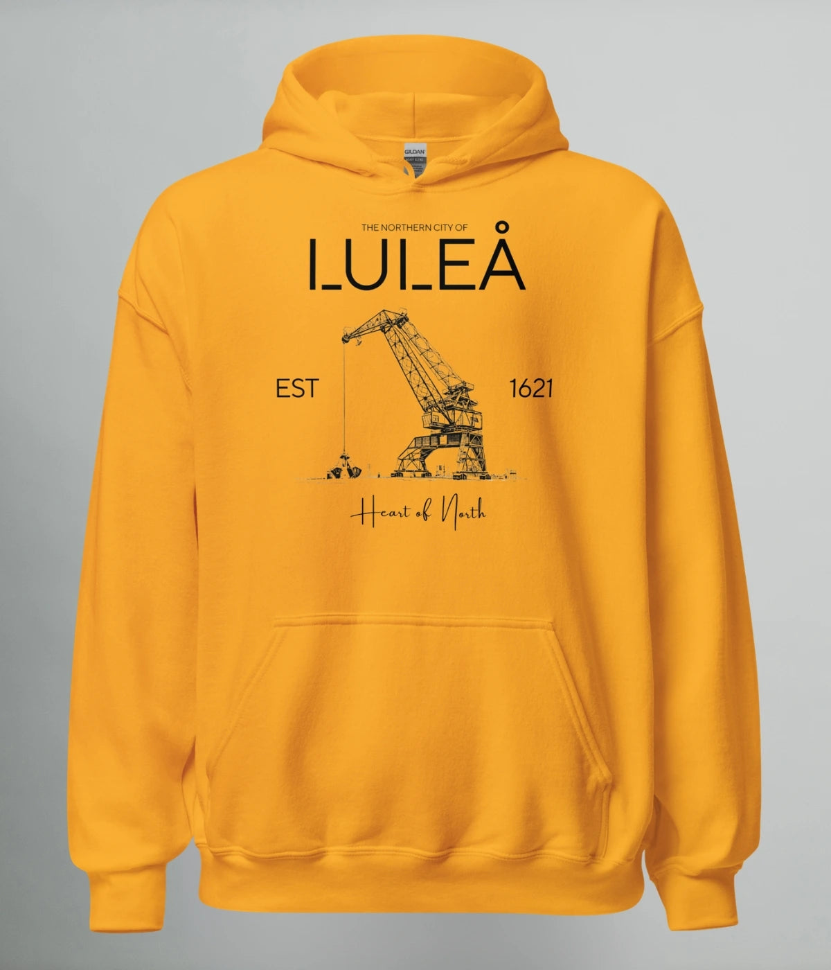 Gul Norrländsk hoodie Luleå med hamnkran motiv och text EST 1621 från Heart of North