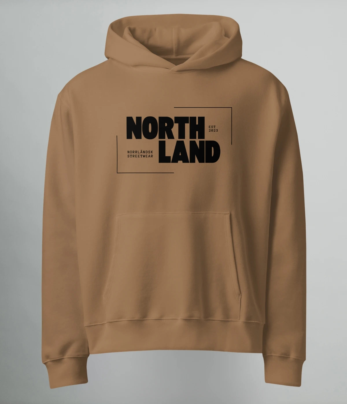 Brun oversized hoodie med texten “Northland” i svart typografi – norrländsk streetwear hoodie från Heart of North med minimalistisk design.