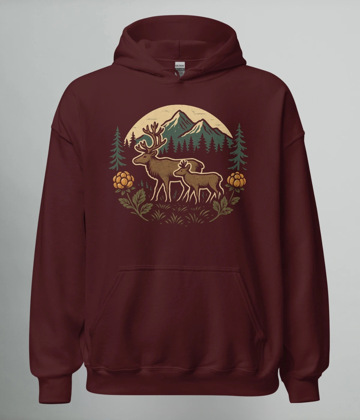Hoodie i vinrött med tryck av två renar omgivna av hjortron, fjäll och norrländsk skog – en unisex huvtröja från Heart of North.