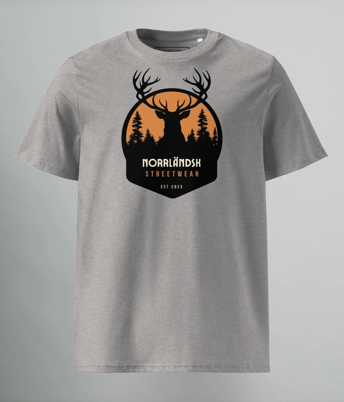 Grå t-shirt med svart hjortmotiv och texten "Norrländsk Streetwear – EST 2023" tryckt framtill, från Heart of North.
