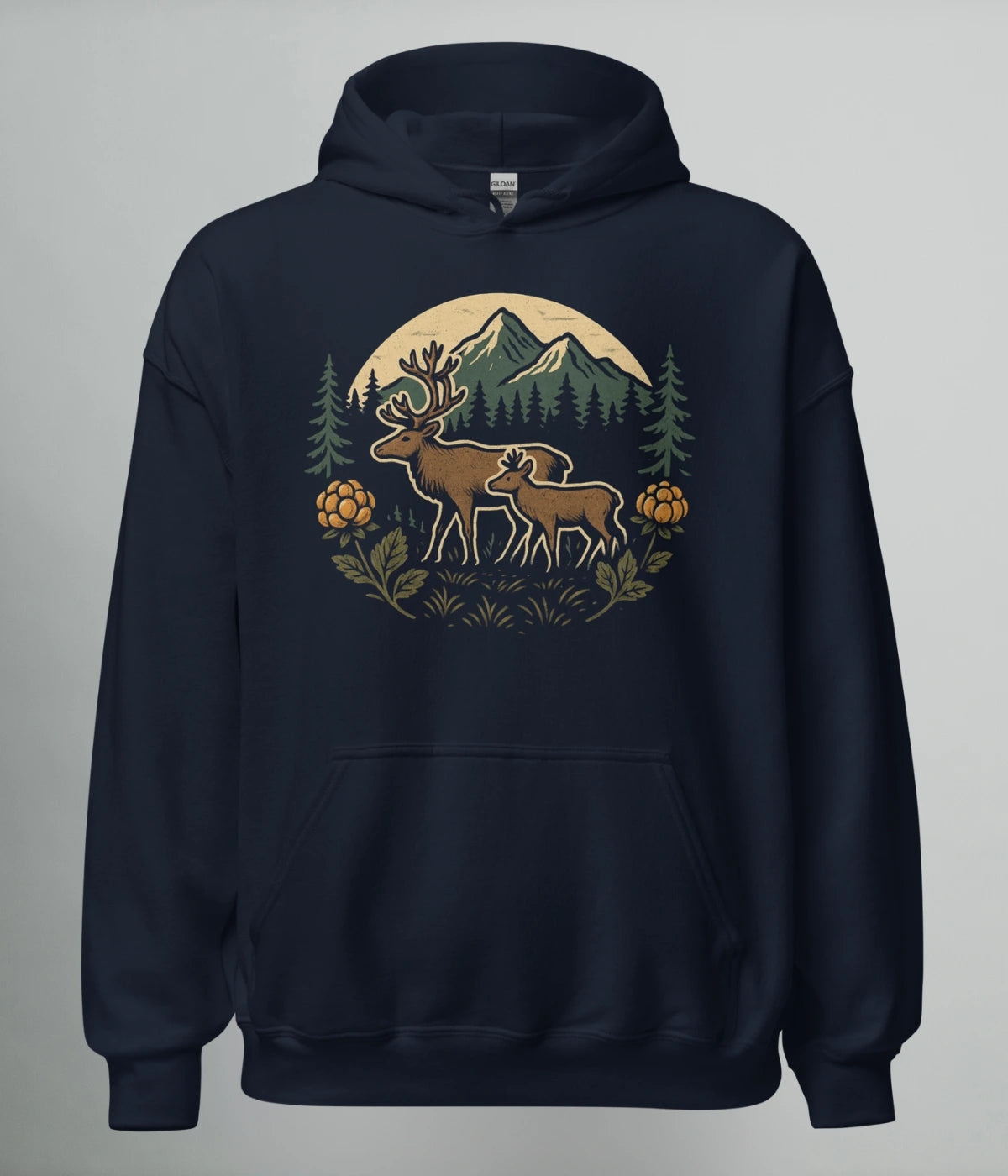 Hoodie i marinblått med tryck av två renar omgivna av hjortron, fjäll och norrländsk skog – en unisex huvtröja från Heart of North.