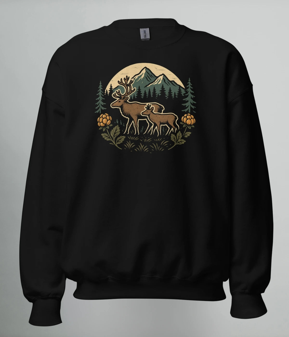 Svart sweatshirt med norrländskt motiv av två renar framför fjäll, granar och hjortron – Heart of North unisexdesign inspirerad av Norrlands natur.